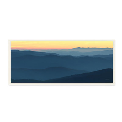 Horizon panoramique, coucher de soleil, lever de soleil, chaîne de montagnes bleues par Lori Deiter - photographie