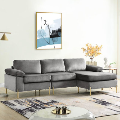 Velours urbain 3 places en L gris, espace de vie principal, look et style Mid-Century, structure en bois, pieds en laiton à finition dorée, accoudoirs confortables, coussins enveloppés amovibles en forme de siège, pour l'espace