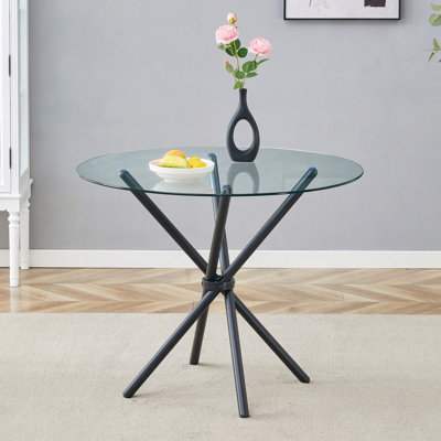 Une table ronde circulaire en verre trempé transparent d'un diamètre de 36,6 po, avec des pieds en métal noir rassemblés en forme d'anneau. Le verre du bureau a une épaisseur de 0,3 po