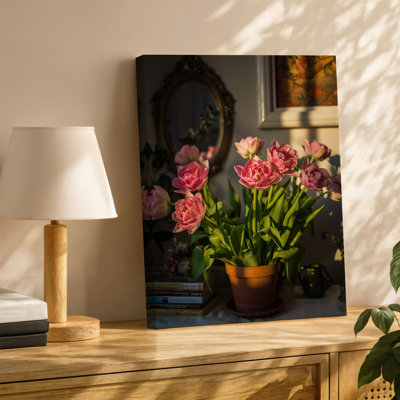 Toile, un bouquet vibrant de tulipes roses de taille variable, art mural gracieusement dans un pot en terre cuite, leurs pétales doux attrapant l'art sur toile