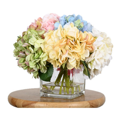 Arrangement floral d'hortensia artificiel dans un vase, fausse fleur avec de l'eau artificielle pour les centres de table de salle à manger