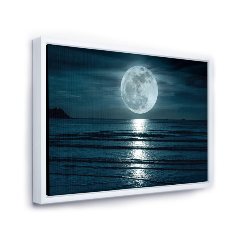 Super lune au-dessus de la mer I - photographie sur toile, H 16 po x l 32 po, Cadre flottant, Blanc
