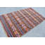 Tapis turc tissé à la main avec un motif rayé coloré dans un motif géométrique éclatant avec des rouges et des oranges riches pour un décor traditionnel