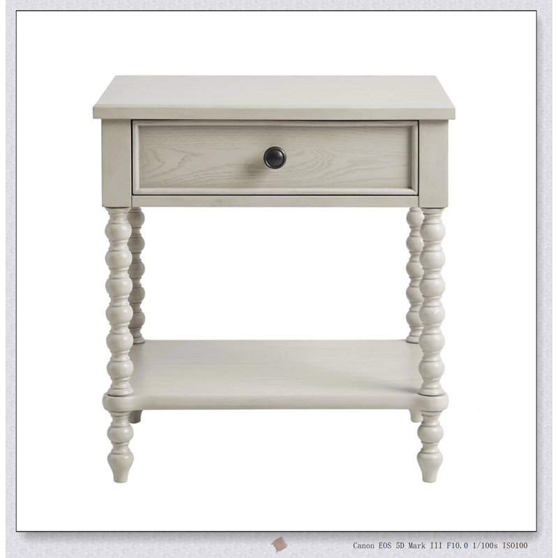 Table de chevet en bois massif avec deux tiroirs, finition délavée et pieds rotatifs classiques pour un décor de chambre à coucher élégant
