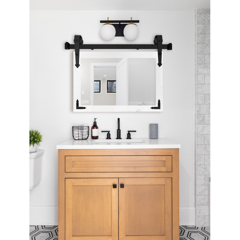 Miroir vertical moderne avec rail de porte de grange en acier et supports de coin décoratifs en métal Modern, 16 x 33