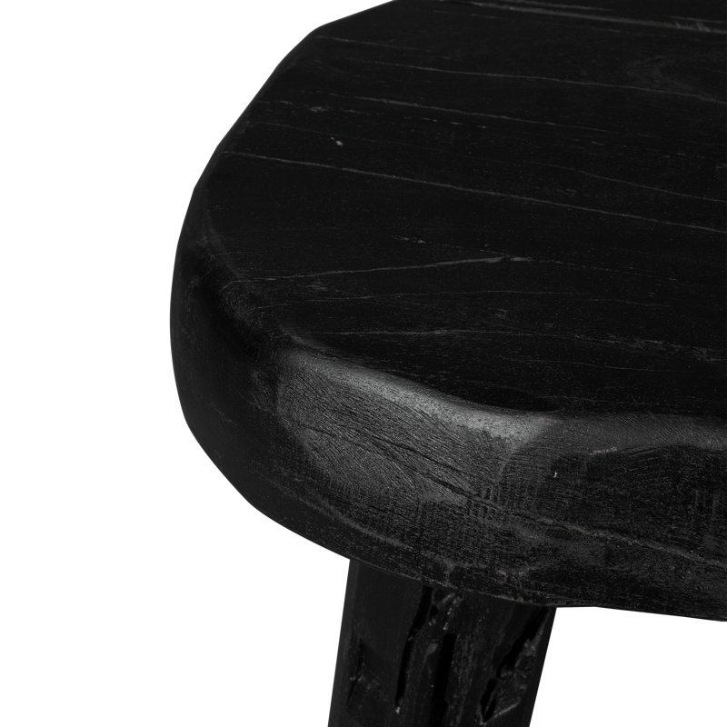 Tabouret Totem Ebonized (grand) ~ Inspiré par sa présence sculpturale calcinée, ce tabouret 100% récupéré incarne à la fois le savoir-faire artisanal et le minimalisme moderne, comme une relique renaissante en ébène.