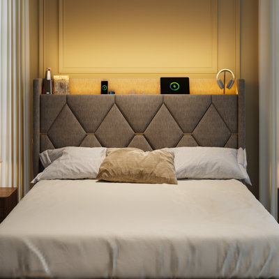 Lit plateforme capitonné avec grands tiroirs de rangement au pied du lit, tablette ouverte en tête de lit, éclairage DEL, chargement USB-C, sans sommier, disponible en chenille ou en velours hollandais, taille standard.