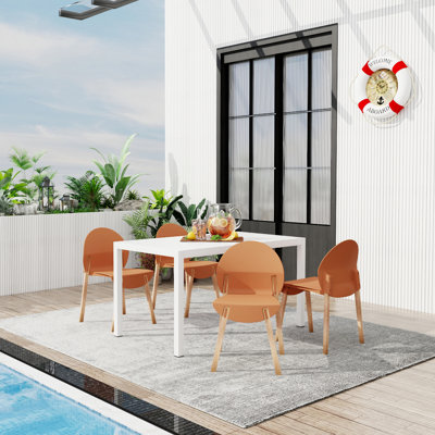 Chaises tropicales tropicales avec pieds en chêne rouge et table moderne blanche - Ensemble polyvalent d'intérieur / extérieur pour espaces modernes