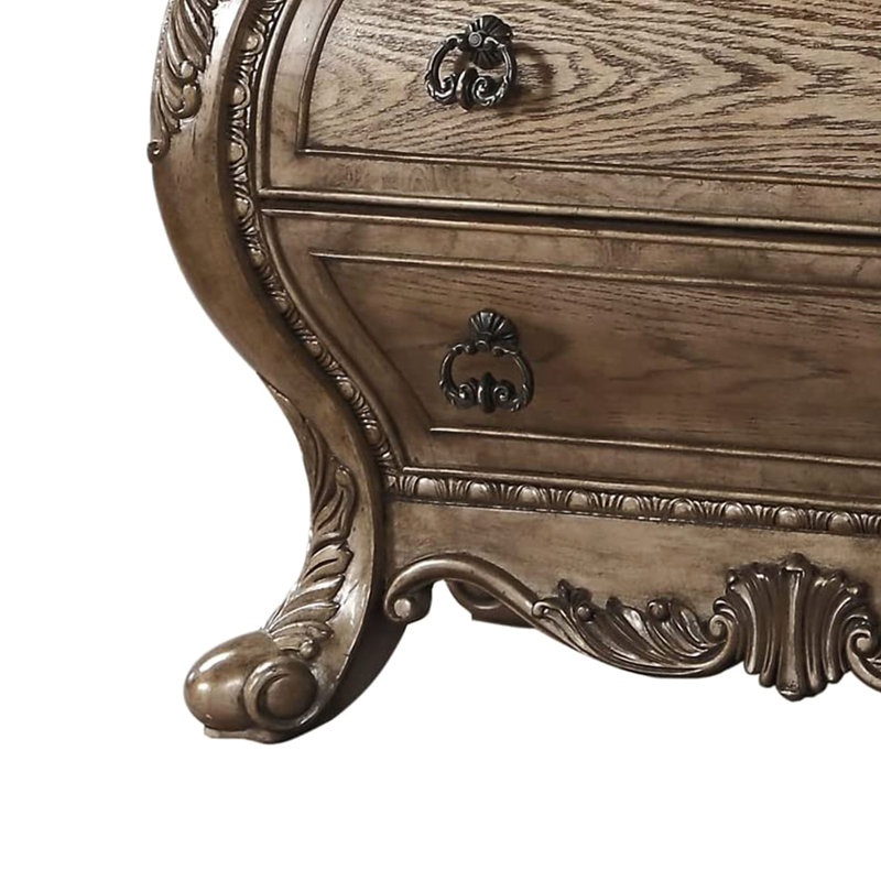 Table de chevet 3 tiroirs en bois massif avec pieds à volutes et poignées antiques