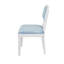 Chaise de salle à manger à dossier arqué, laquée blanche mate, avec revêtement en lin bleu pâle performant.