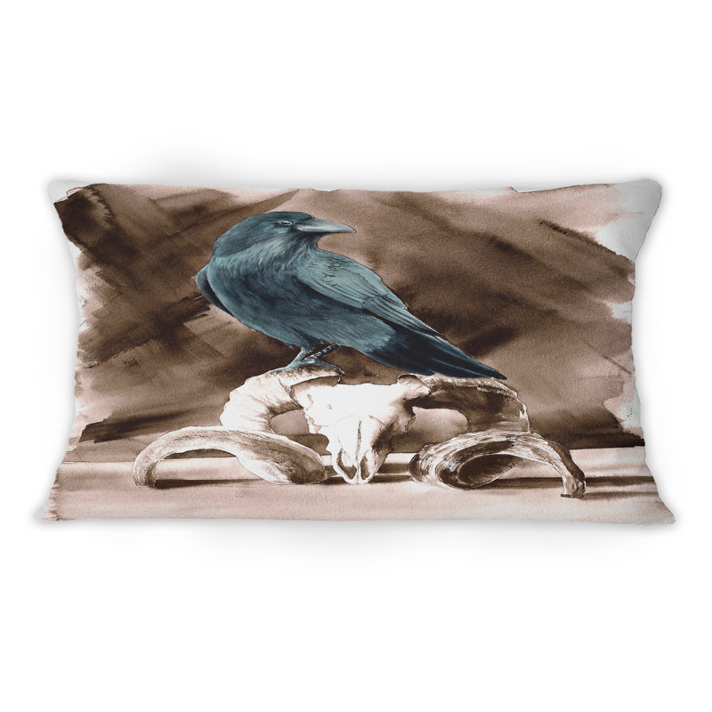 Raven assis sur un crâne de bélier - Coussin décoratif imprimé traditionnel 1