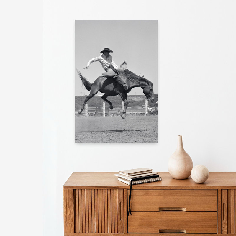 1950 s Cowboy chevauchant un cheval à cru sur un Western Ranch, H 24 po x l 16 po