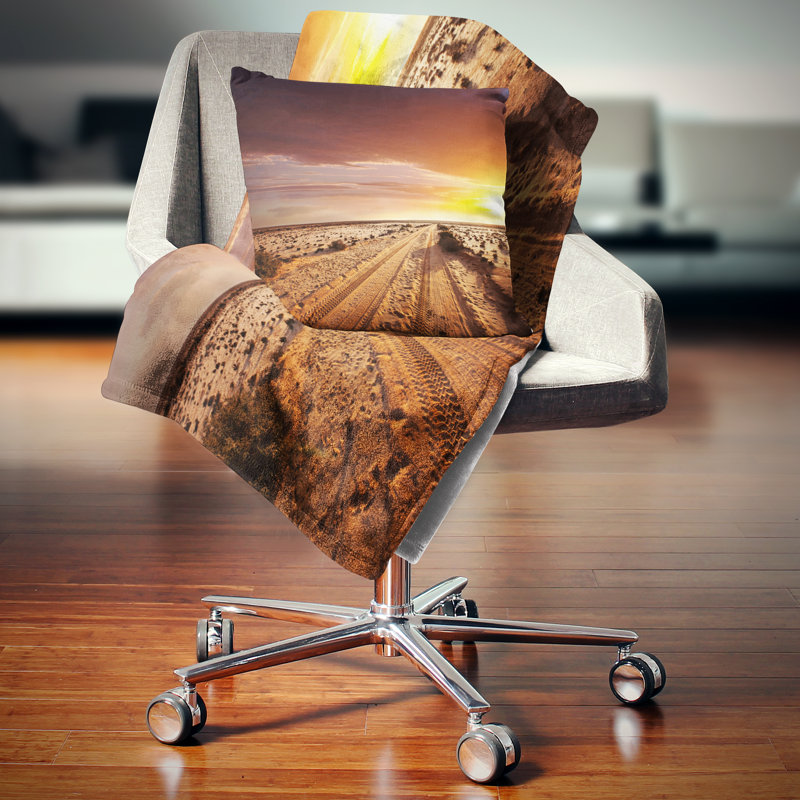 Coussin décoratif Off Road in Desert at Sunset Landscape, Carré 18 po x 18 po