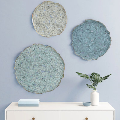 Décoration murale plume texturée en métal - bleu, 20 po, 17,25 po, 14,25 po, suspension intérieure, anneau de suspension inclus