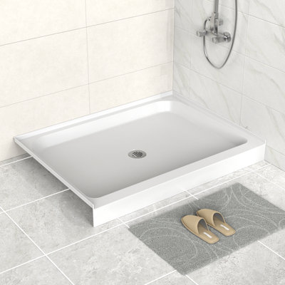 Base de douche 48 po x 36 po en acrylique avec drain central, surface brillante et antidérapante