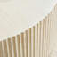 Table basse en faux travertin avec motif en relief accrocheur, travertin