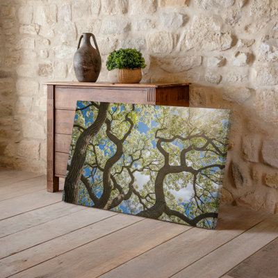 Reproduction d'art sur toile, "Scène printanière vibrante" avec un arbre majestueux et des artisans muraux complexes