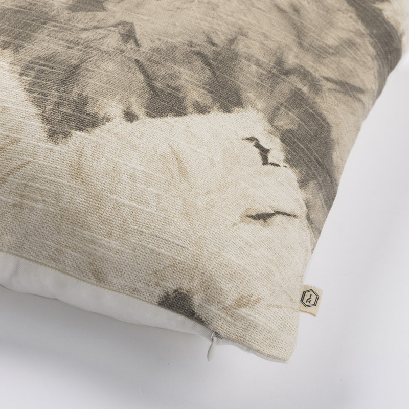 Coussin décoratif à chevrons 100% coton Indigo Road par égypt Sherrod Kanoko Shibori