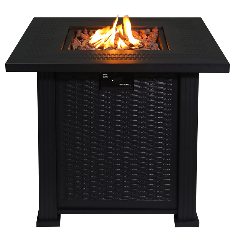 Table carrée pour foyer d'extérieur au propane avec base en osier, pierres de lave et patio extérieur