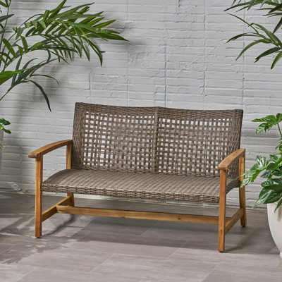 Extérieur et structure en bois avec assise en métal
