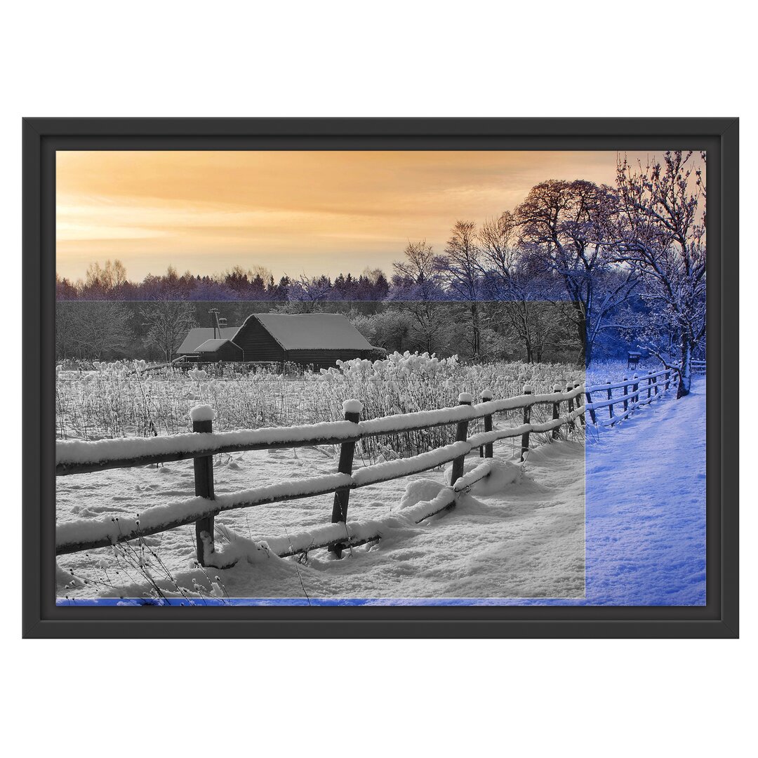 Gerahmtes Wandbild Holzhaus in Landschaft