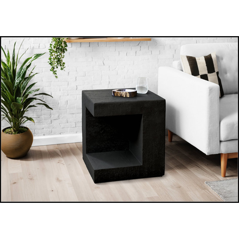 Table d'appoint polyvalente noire avec une conception découpée, idéale pour une utilisation intérieure et extérieure dans les chambres et les salons modernes.