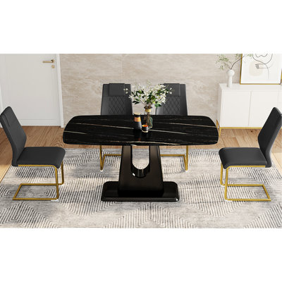 Table et chaise minimalistes avec plateau en verre marbré, couleur or noir, pieds, idéal pour la présentation de la salle à manger, matériau de conception moderne, agencement de couleurs, espaces de vie, peut être utilisé comme un