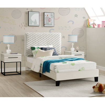 Ensemble de chambre à coucher 3 pièces Findlay, lit rembourré 3D moelleux avec deux tables de chevet