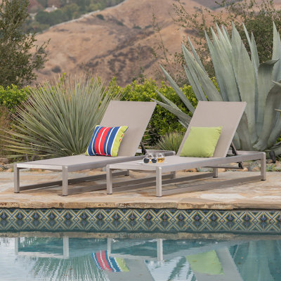 Ensemble confortable et polyvalent de chaises longues Modesta, parfait pour se détendre en plein air et profiter du soleil