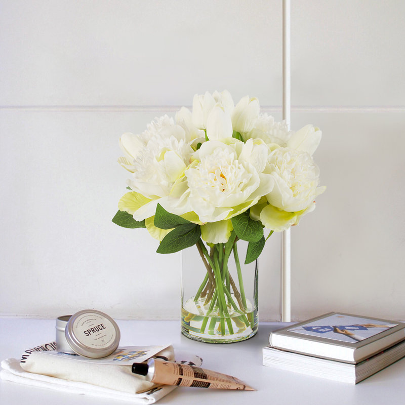 Arrangements floraux mixtes dans un vase, Crème