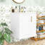 Armoire de salle de bain murale avec tablettes ouvertes, porte à fermeture douce et compartiments cachés