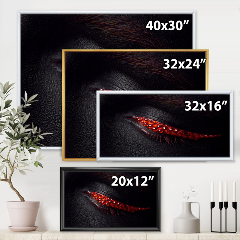 Magnifique œil féminin avec peau noire, diamants rouges - photographie sur toile, H 24 po x l 32 po x P 1 po