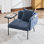 Fauteuil de loisirs, fauteuil de détente avec petite table et coussin de dossier, chaises rembourrées modernes avec pieds en métal et poches latérales, canapé simple pour le salon / la chambre / le jardin