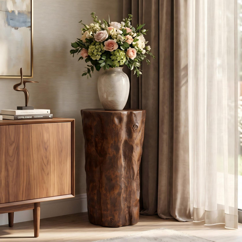 Table d'appoint rustique Ulman MGO en forme de souche d'arbre avec texture d'écorce, design ajouré pour une utilisation intérieure et extérieure