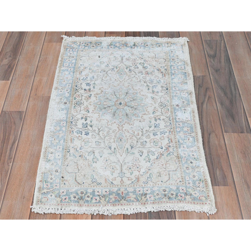 Tapis persan Kerman de 1 pi 10 po x 2 pi 10 po ivoire en laine nouée à la main de style persan rétro ciselé à l'aspect usé 4F81408F7F7347B9B643F2ACFCEA4170