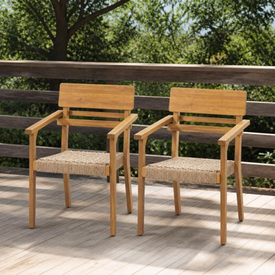 Ensemble de 2 chaises de salle à manger d'extérieur résistantes aux intempéries avec structure en bois d'acacia durable et sièges en osier tissés à la main respirants, fauteuils de patio ergonomiques avec dossier de soutien et accoudoirs larges