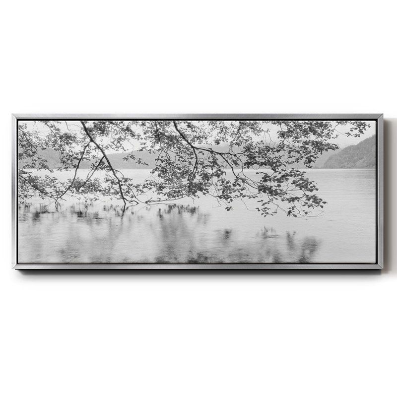 Lake Crescent - Toile encadrée de qualité supérieure - prête à être accrochée, H 24 po x l 60 po x P 1,5 po