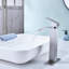 Robinet de lavabo de salle de bain à poignée simple avec bec cascade