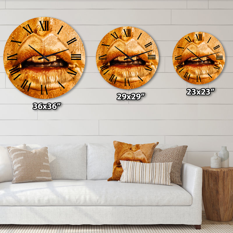 Gros plan sur des lèvres de femme avec un maquillage doré brillant - horloge murale moderne, Surdimensionné
