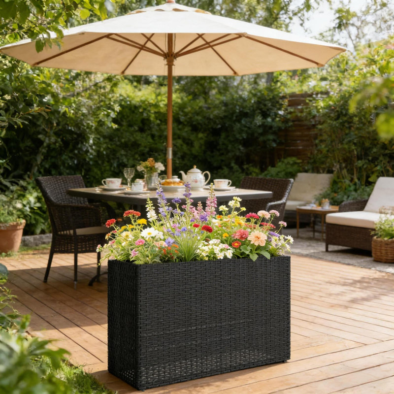 Jardinières modernes surélevées, acier et rotin, utilisation extérieure polyvalente