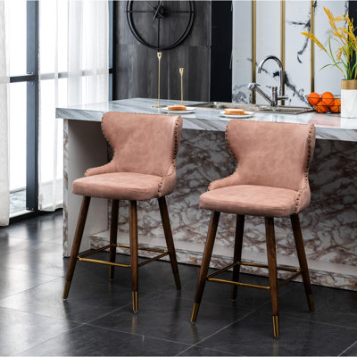 Paire de tabourets de comptoir rose de style Mid-Century moderne - Capitonnage en similicuir, garniture cloutée, siège, pieds en noyer, repose-pieds doré de 2, garniture, revêtement en suède, métal en bois incurvé incurvé
