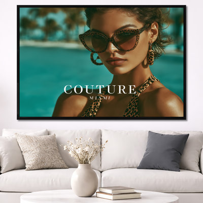 Couture au bord de la piscine à Miami - Impression sur toile « Femme à la mode »