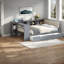 Lits en bois peu encombrants avec tablettes de rangement, design gris moderne