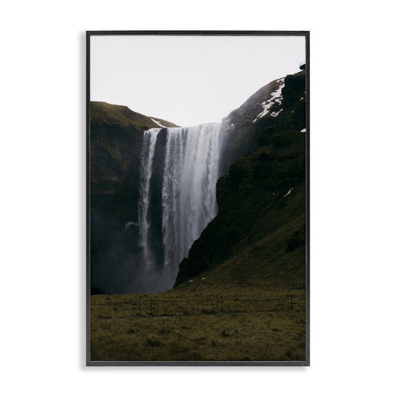 «Crashing Islandic Waterfall», estampe numérique, conception de Jade Sharp Photo, H 30 po x l 20 po