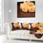 Roses sur une surface en bois - coussin à imprimé floral-29962985-29960575