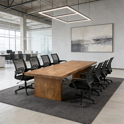Bureau en bois massif avec 8 chaises de bureau noires