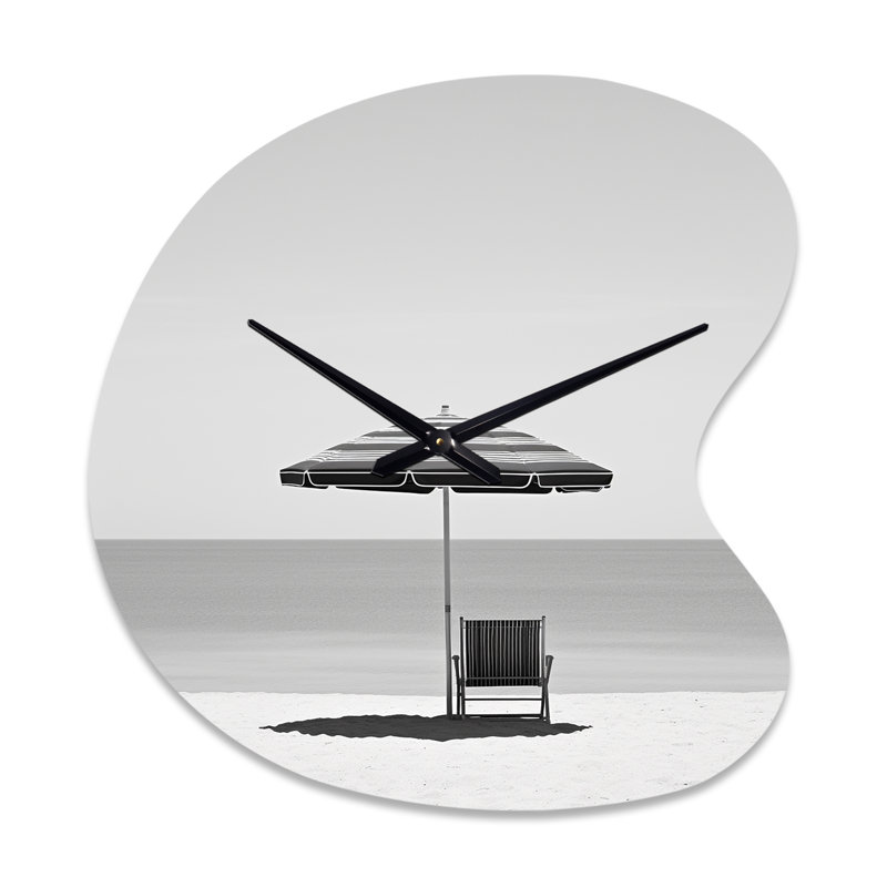 Minimalisme noir et blanc - Photo de plage II - horloge murale en métal de forme unique de plage, Grand