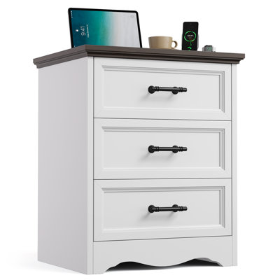 Table de chevet avec station de charge Farmhouse, table de bout 19,7 po avec 3 tiroirs de rangement, poignées en métal brossé pour le salon de la chambre à coucher, blanc