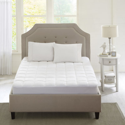 Surmatelas pour grand lit blanc