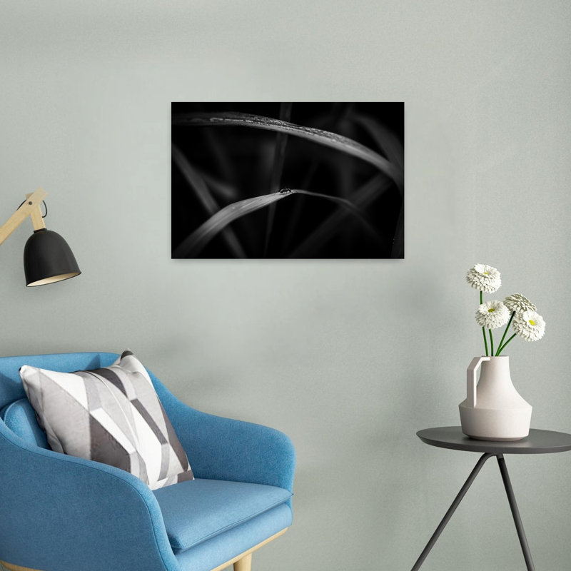 Petite fourmi sur feuille - Illustration abstraite délicate représentant une fourmi dans un décor végétal., 16" H x 24" W